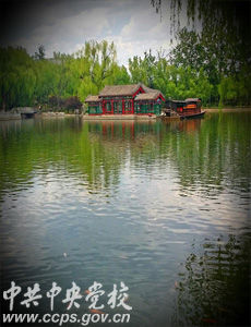 沿河而行，“小住为佳”的亭子，使通幽的竹径越发静谧。