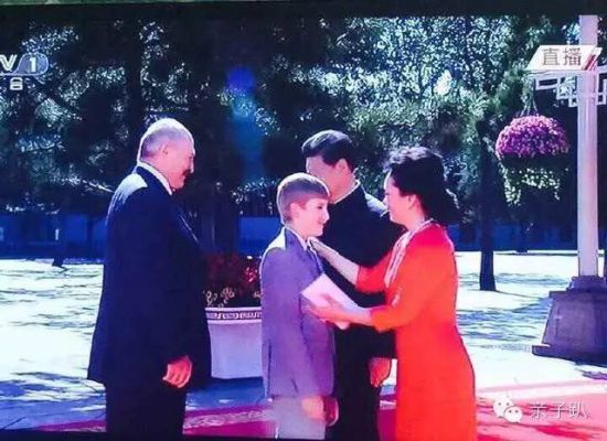 白俄罗斯总统的儿子尼古拉4岁就“涉足”政坛，陪伴父亲参加官方活动。