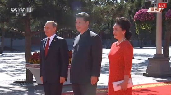 今天上午，习近平夫妇与普京合影。