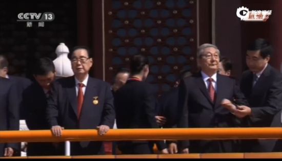 今天，李鹏、朱镕基在天安门城楼上。