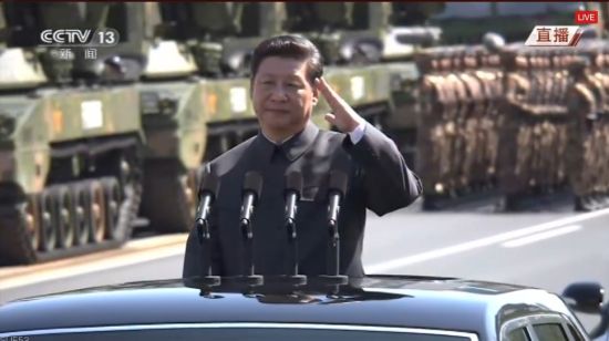 习大大检阅部队，用左手打招呼。