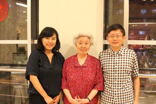 香港文汇报北京分社执行总编辑凯雷 、助理总编辑凝哲访问陈秋影老师。（陈岩摄）