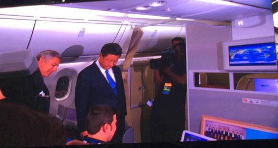 习近平登上准厦航客机。