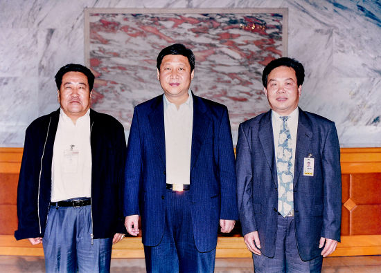 　　2000年4月23日，时任福建省委副书记、省长，现中共中央总书记、国家主席、中央军委主席习近平冒着连绵细雨到厦航调研。调研结束后，习近平与时任厦航总经理吴荣南、副总经理宋成仁合影留念。