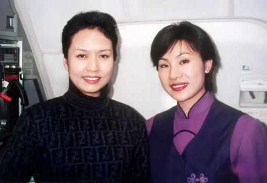 彭丽媛和厦航空乘的合影旧照。