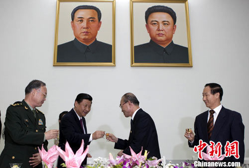 　　2010年10月8日，时任中共中央政治局常委、国家副主席习近平在北京出席了朝鲜驻华使馆举行的朝鲜劳动党成立65周年庆祝宴会。