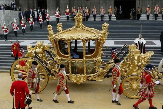 2002年英国女王登基50周年庆典，乘坐黄金马车出行。