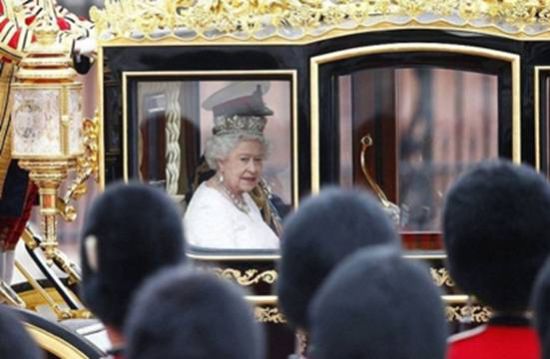 英国女王皇室乘坐皇家马车参加皇室和国家重大礼节