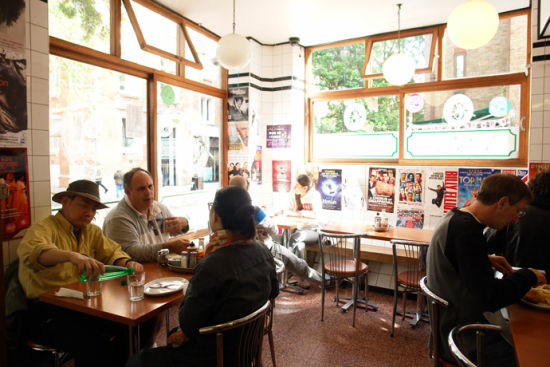 　　一家最古老的炸鱼薯条店『Rock & Sole』，店内保留着往昔的特色，白瓷砖、水泥地，简陋却传统。