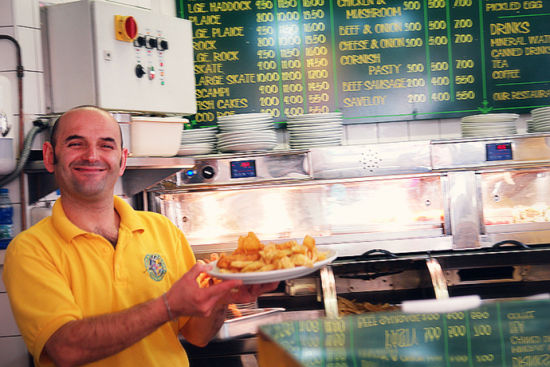 这位大叔端着一盘大英“国菜”，他是多爱自己的工作和手中的食物呀。