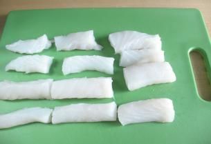 (2)把鳕鱼切段儿。