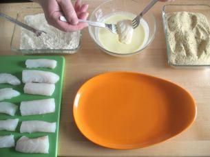 (3)把鳕鱼段先扑上面粉。