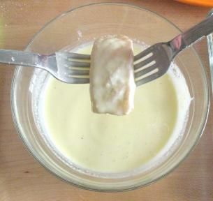 (4)浸入蛋液混合物里，再捞出来。