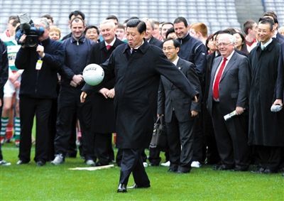 2012年，习近平访问爱尔兰时，在一项活动中“小试脚法”。资料图片