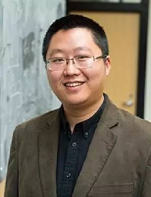 　　傅亮，1985年出生于江苏，2004年本科毕业于中国科学技术大学少年班，2009年获宾夕法尼亚大学物理学博士学位，后在哈佛大学从事研究工作，2012年1月加入麻省理工学院任物理系助理教授。傅亮的主要研究领域为凝聚态物质量子理论。图片来源：MIT官网。