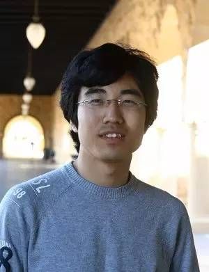 　　祁晓亮，1983年出生于辽宁康平，2003年本科毕业于清华大学，后师从清华高等研究中心翁征宇教授攻读博士学位，2007毕业后跟随美国斯坦福大学物理系教授张守晟从事博士后研究。2009年，26岁的祁晓亮任斯坦福大学物理系助理教授。他的主要研究方向为凝聚态物理中的拓扑现象、量子纠缠和全息对偶问题，在量子自旋霍尔效应、拓扑绝缘体及相关领域作出一系列原创性工作。图片来源：斯坦福大学官网。