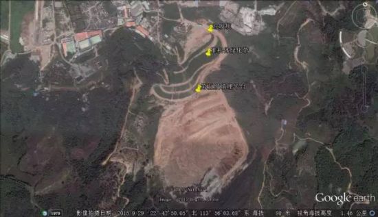 图2. 截止到2015年10月，该受纳场至少已经堆高到105米高程，该地山前平地的海拔标高在35米左右。