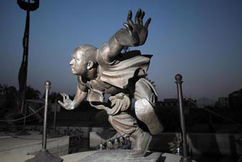 "京城跤王"沈三铜像1905年5月28日早晨7点,和嘉公主府的钟声响起.