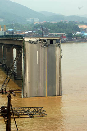 广东九江大桥被撞塌