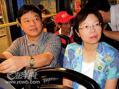 深圳市副市长吕锐锋(左)和环保局局长郭雨蓉乘公交车上班