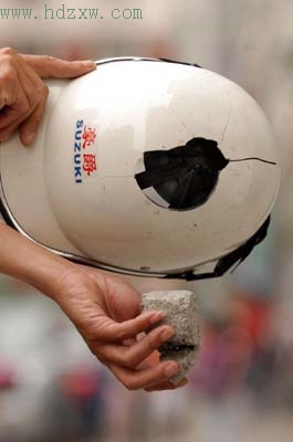 天降飞石安全帽替他挡祸