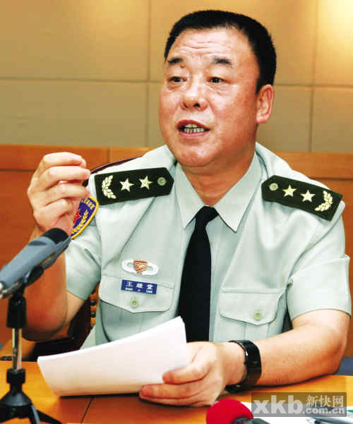 国内新闻 香港回归10周年专题 正文   ■政委张汝成.