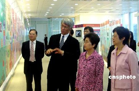 刘永清参观香港地标式建筑(图)_新闻中心_新浪网