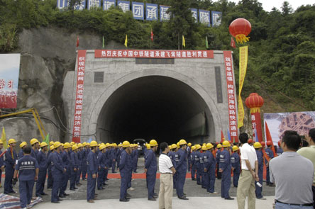 这条长6718米的隧道是温福铁路在宁德境内第一座贯通的最长隧道