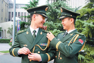 武警部队8月1日起换装包括礼服,常服,作训服和标志服饰4个系列共105个