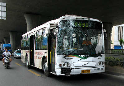 上海一辆公交车撞上高架立柱25人受伤(图)