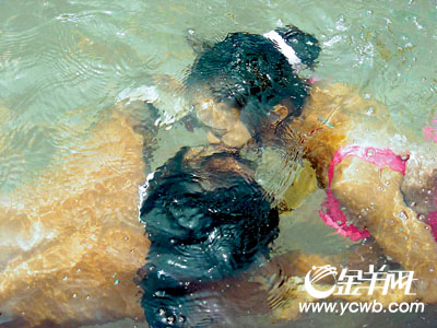 国内新闻 正文  本月20日,一场水底接吻比赛在顺德长鹿农庄举行,首场