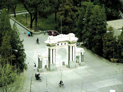 重庆文科状元失学风波调查:清华否认重金相诱