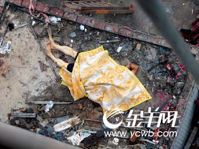 广告装修工"失足"摔下楼