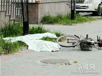 丰台区南方庄2号院3号楼1男1女几近赤身裸体地从楼上坠下,当场死亡
