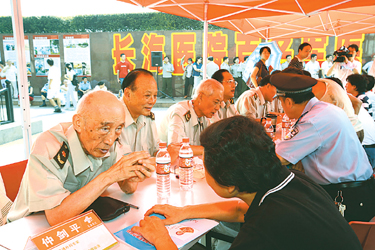 著名外科专家,国家一级教授,82岁的仲剑平(左一)衣服已被汗水湿透