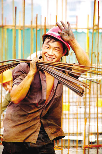 探访酷暑中劳作的农民工