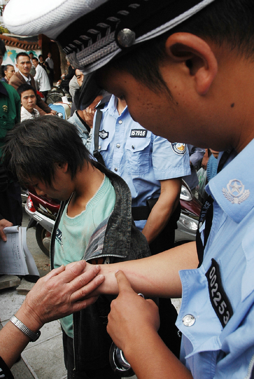 土贼抢劫老太太当众吞耳环