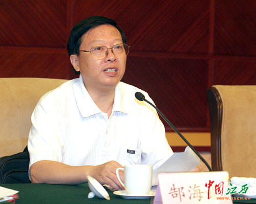 省台办主任阎钢军向与会新闻媒体介绍了研讨会的筹备情况.