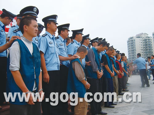 严打两抢一盗乌当举行公判大会