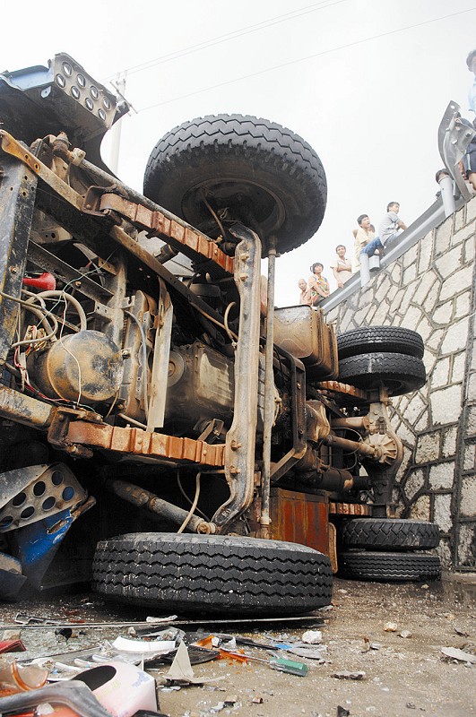 农用车翻下桥车上人打的跑