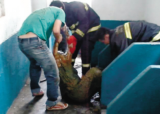 快快快跳进粪坑去救人