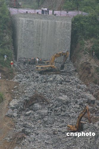 湖南凤凰大桥垮塌事故现场搜救工作结束