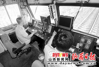 千里走大秦三火车头上看大秦图