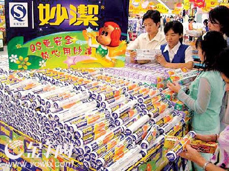 妙洁在各大超市举办"买保鲜膜,认准qs标志"宣传教育活动(张依琳/编制)