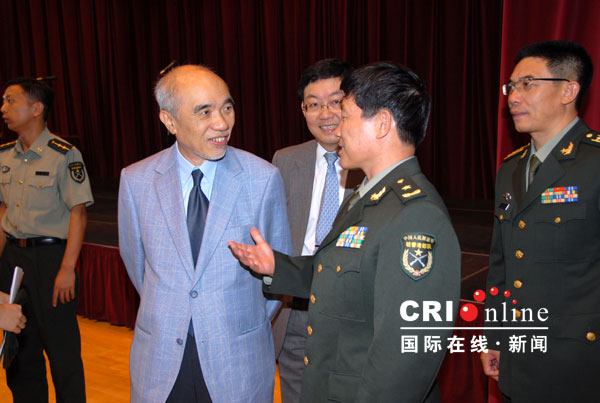 解放军驻港部队400名官兵集体无偿献血组图3