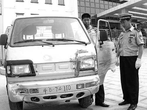 牛b74110车牌惊呆交警