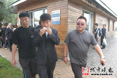 今年8月18日,陈相贵(中)在长吊唁高秀敏 王明富/摄