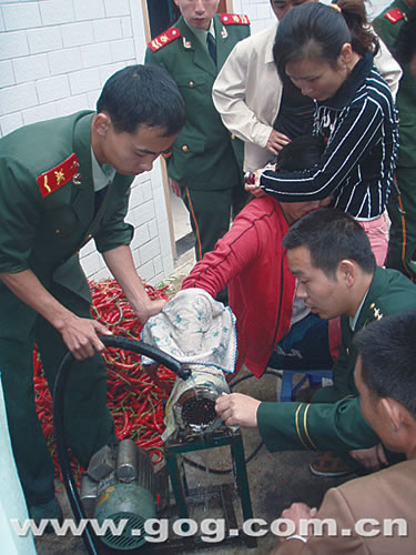 一名妇女在清洗家中的绞肉机时,右手不慎被卷入机器中