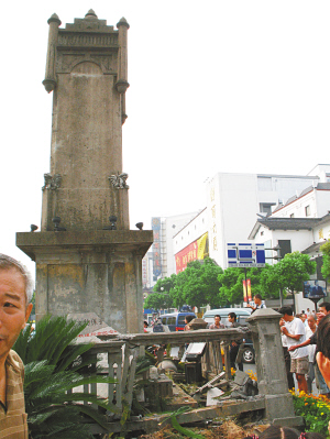 秋瑾纪念碑被车撞坏