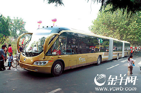 25米公交车亮相郑州街头 车内可赛单车